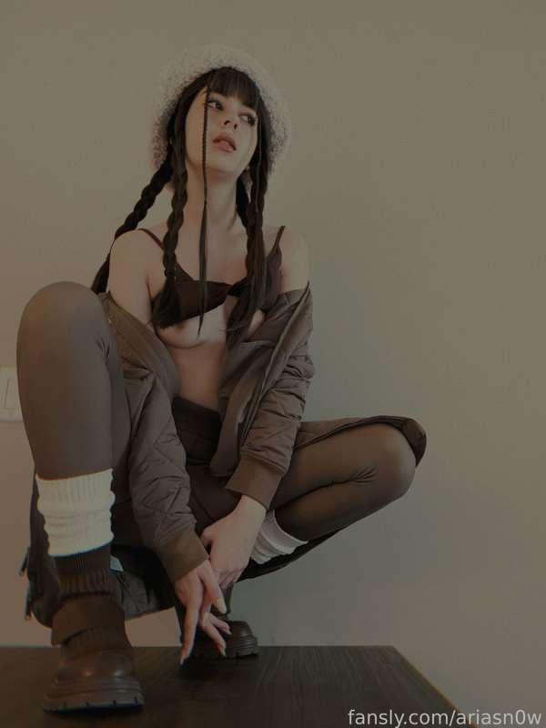 ✨ Subscribe for full nipple action ✨

#brunette #goddess #ariasn0w #freetofollow #model #egirl #tits #ass #boobs #butt #nude #naked