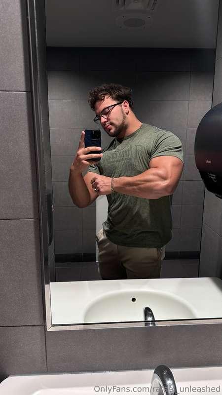 Wouldn’t u want these biceps all over you 