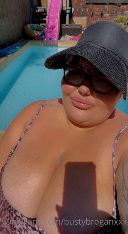 Would you put some suncream on me please? 😋