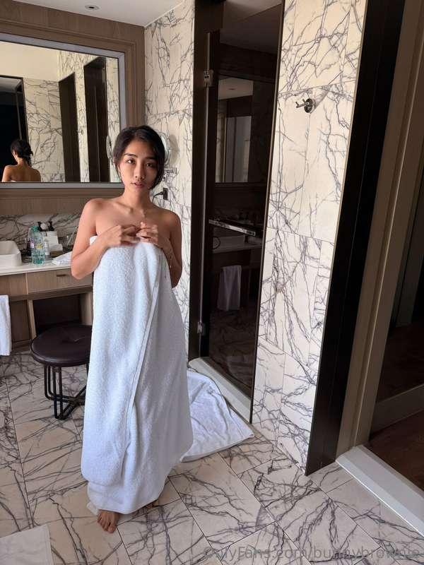 Swipe right and you might see what this towel’s hiding 😏