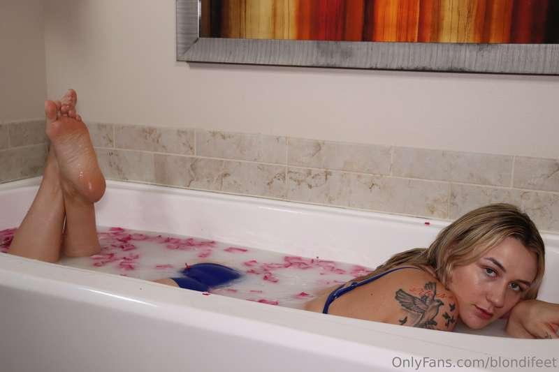 blondifeet image #10