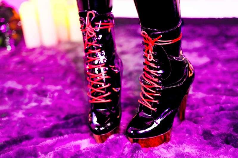 okay who wants to be stepped on!! 😈