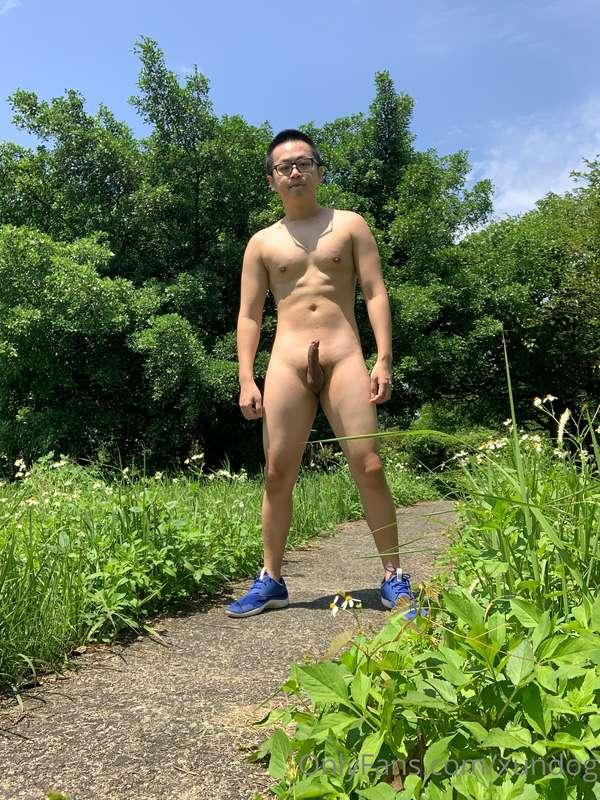 在公園角落野裸有時候會有人經過 好緊張🥵
