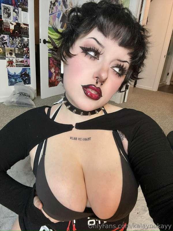 this choker is cute n all but ur hands would look better >;)