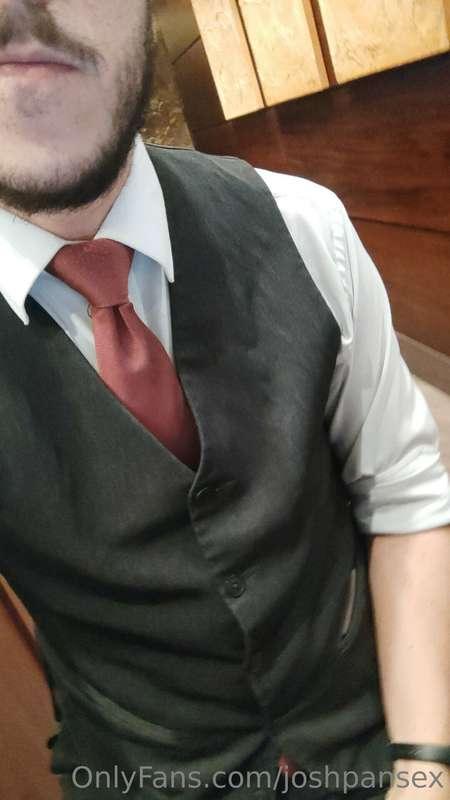 I'm so bored 🥱 at this reception 👔 babe, whatchu doin?🤔🤔🤔🤔➡️..