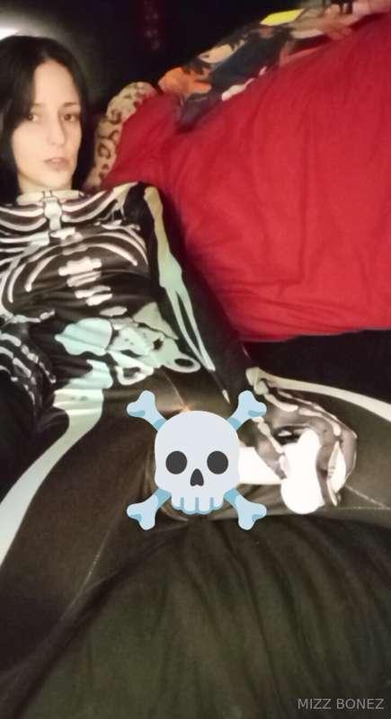 Unlock 🔓 this post to watch a skeleton come on a bone 🦴 lmao..