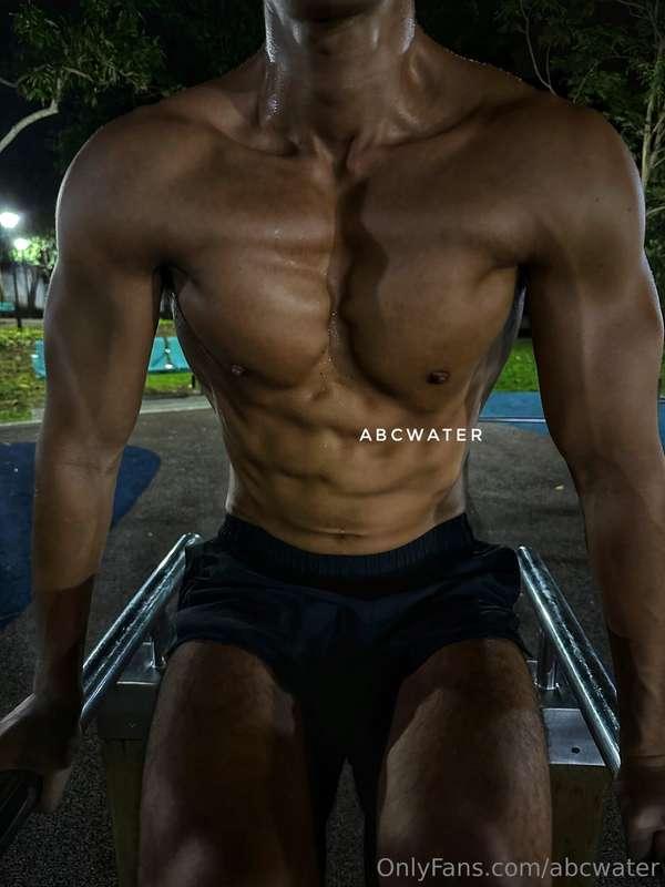 Battle with gravity at night 跟地心引力的夜斗  #sweat #posing #abs #..