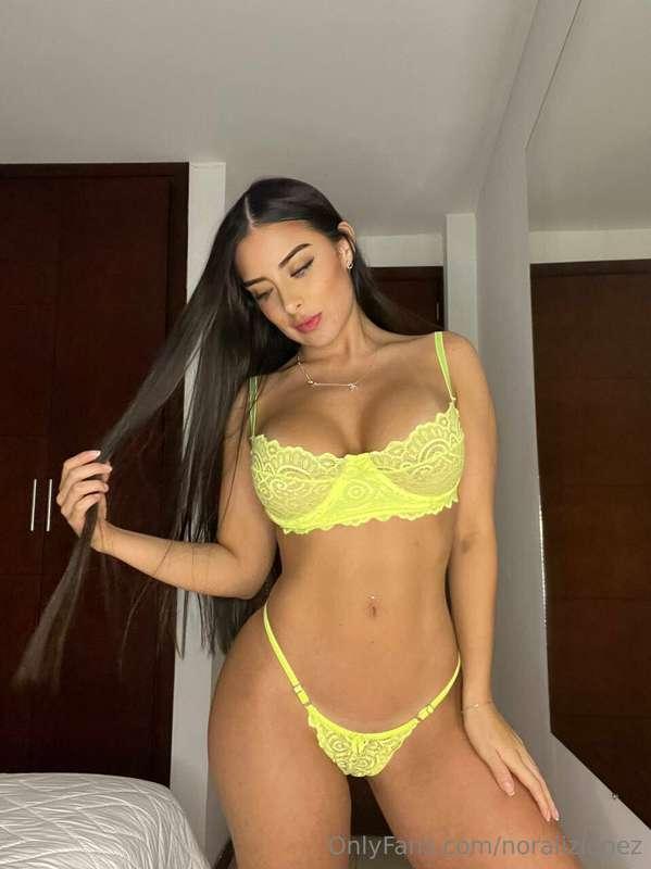 pretty face with a body like waah😍
