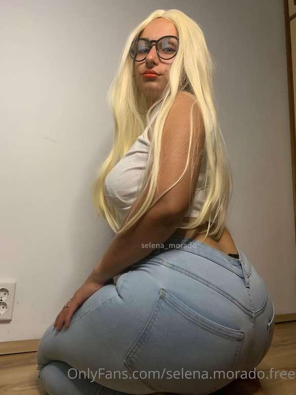 Any hungry men out there ? 🥰🍑