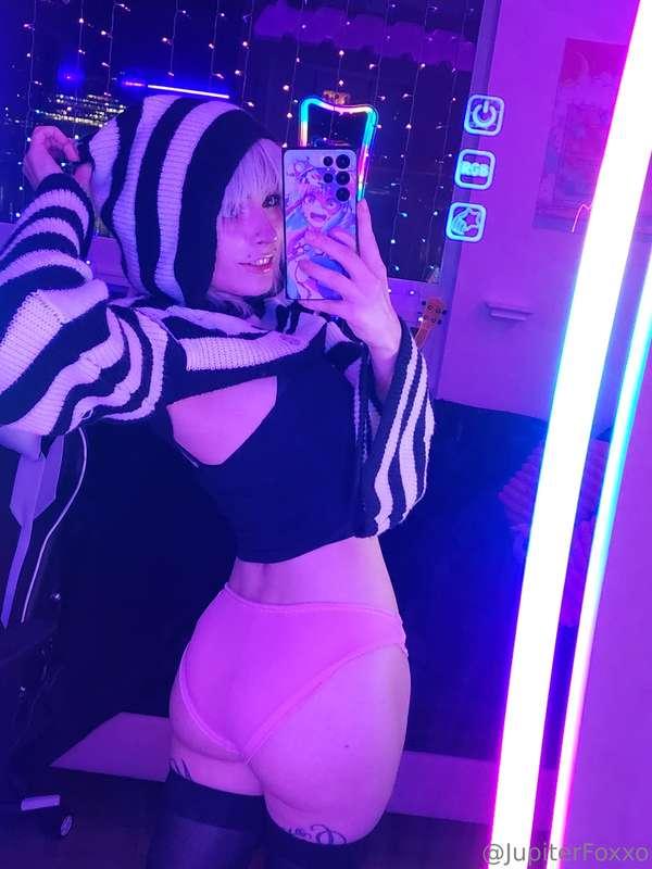 Hoodie and my boootayy 🍑