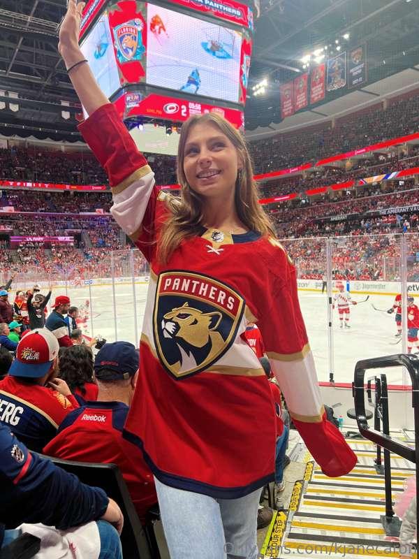 A sexy sports fan in attendance 🤩