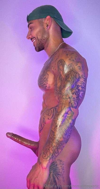 If mugshots were done naked… click > for more views 🍑 Reckon..