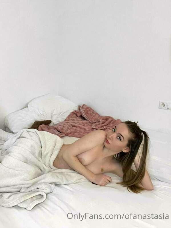 It's so boring to be alone in this huge bed..
Maybe you wann..
