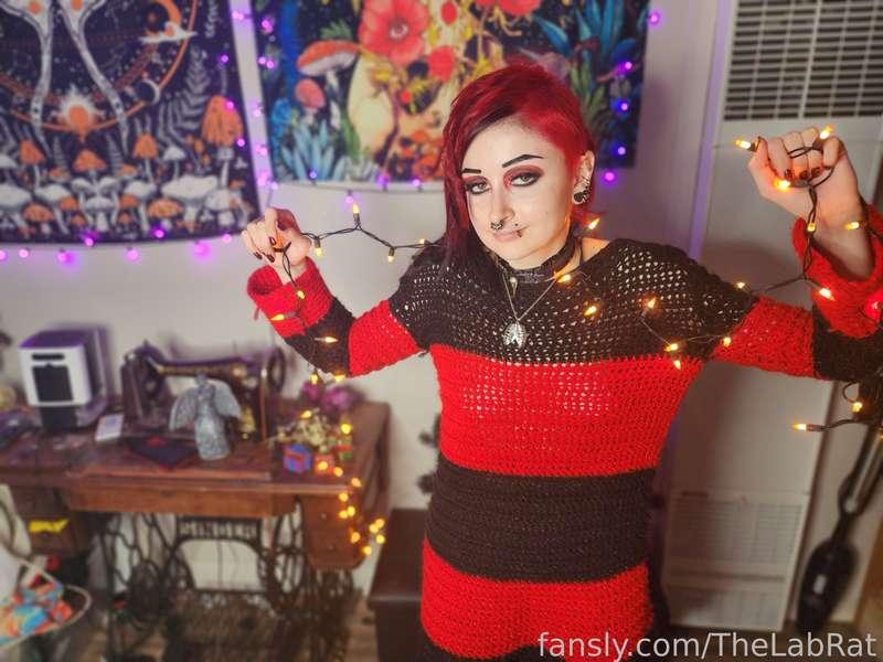 🖤🖤Happy Halloween!!🖤🖤
It's spooky tree time😋

#FYP #SFW #fyp #sweater #goth #alt #petite #smol #alternative #tattoos #piercings #halloween #decor 