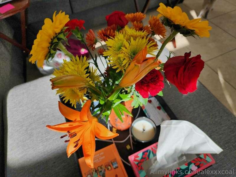 Daddy brought me flowers 💐 😍