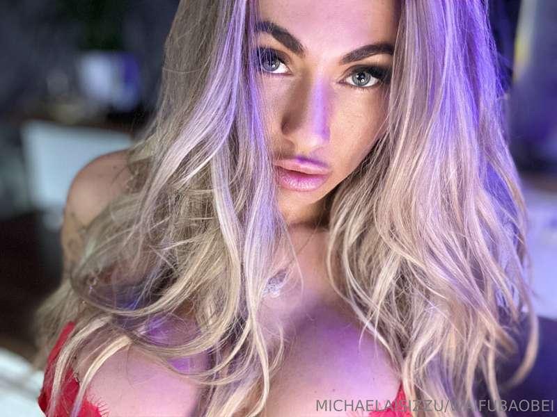 A little tease, a lot of confidence. That’s my vibe. 💄📸