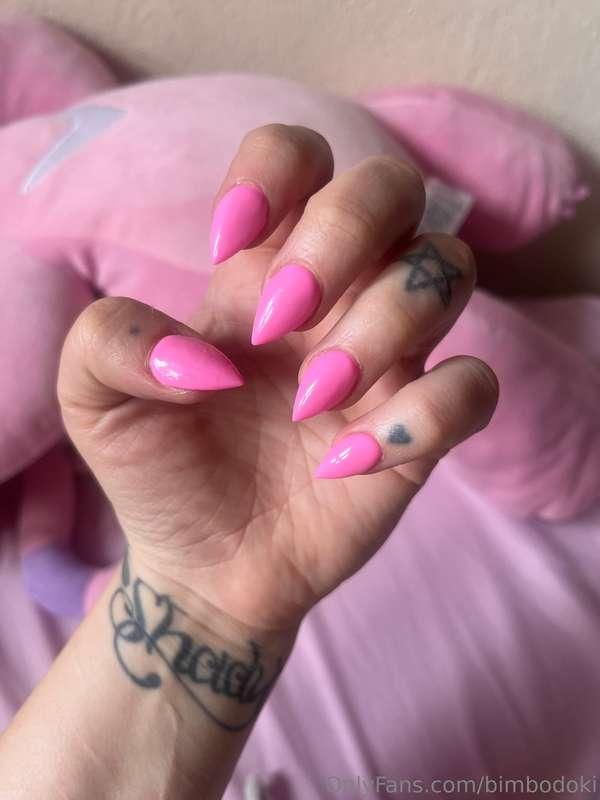 I’m back! Tip if you’d like to support the bimbo nails!