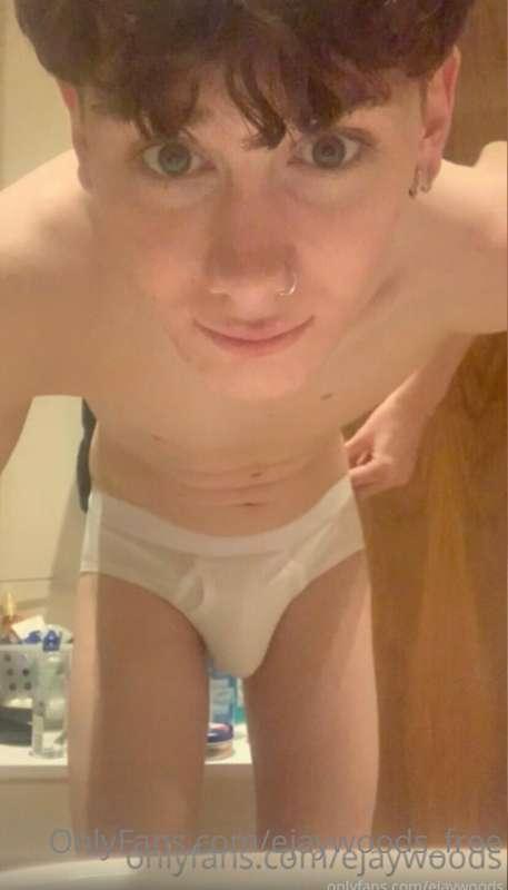 **✮ ELIJAH IN THE SHOWER • VOYEUR EXPERIENCE ✮**

Who wants ..