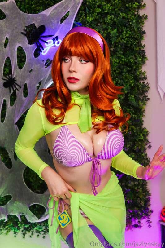 Daphne looks different here 😳 should I share more of this se..