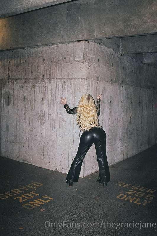 Late night snack? My ass pussy’s on the menu 😛🍑