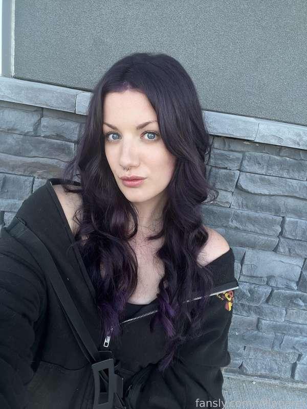 I got my hair touched up just in time for my birthday and I feel so pretty 🥰

#fyp #tall #tallgirl #goth #gothgirl #altgirl #alternative #purplehair #thicc #musclemommy #blueeyes