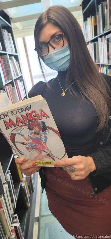 Would you fuck me in the library ? 📚
