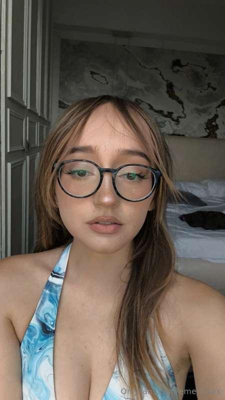 Custom photos and videos 💦 Tell me what you want, and I’ll m..