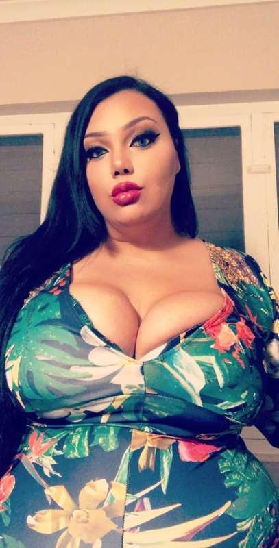 How much do you like curvy babes? 😍🤤