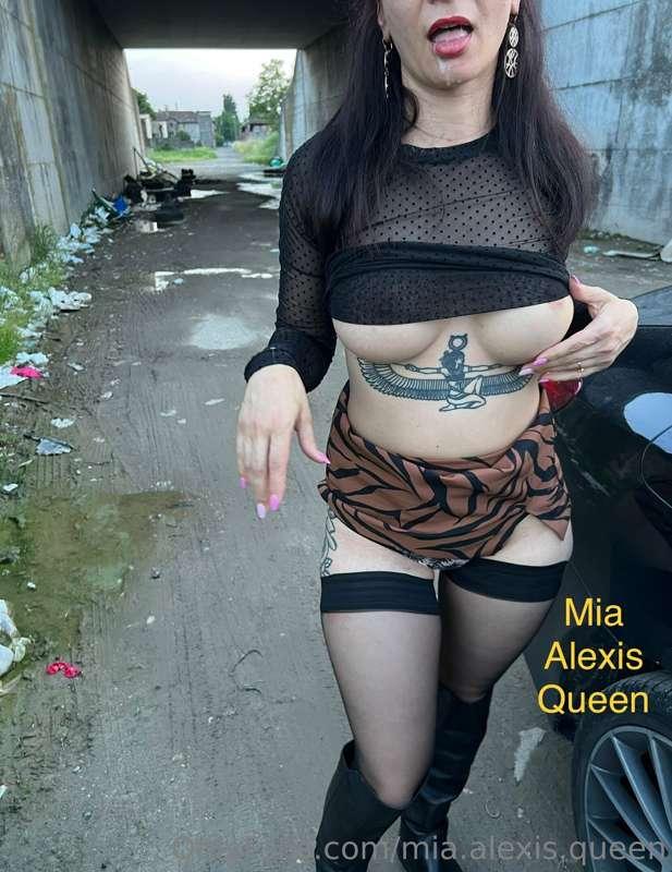 mia.alexis.queen image #1