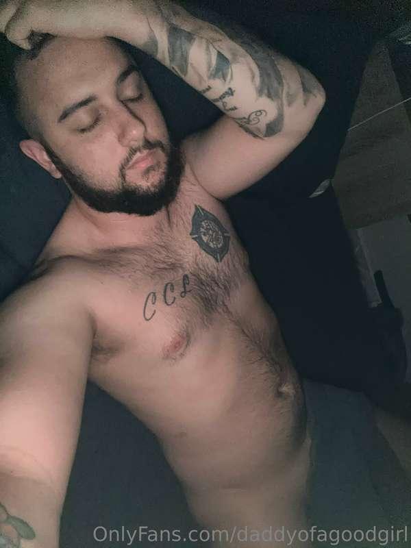 Anyone need a dad bod to lay on?😏😏