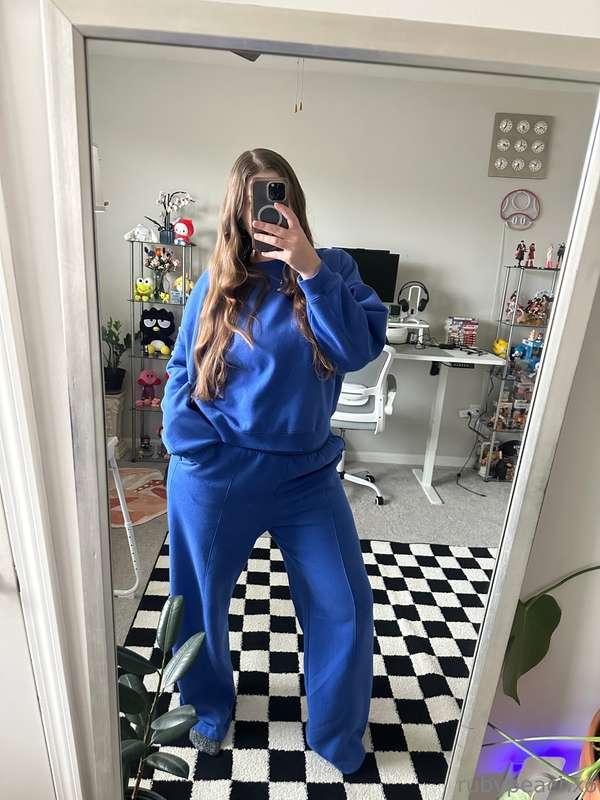 just the coziest girl 💙🦋 my vibes everydayyy —> Swipe to the..