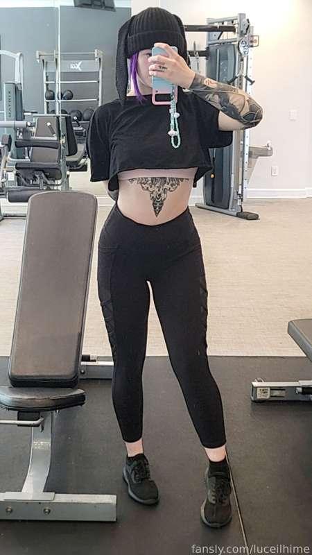 Been a few days since my last gym selfie 👉👈 doing some new workouts so I'm in my apartment gym!  I'm shy 😅 

#fyp #egirl #workout #public #alt #fit #tattoos #curvygirl #fitness 