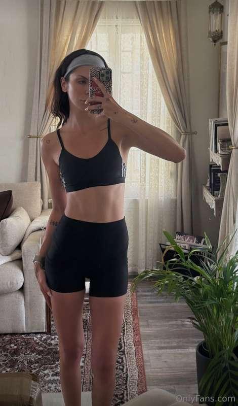 starting Monday off strong 💪🏻 how do you like starting your ..