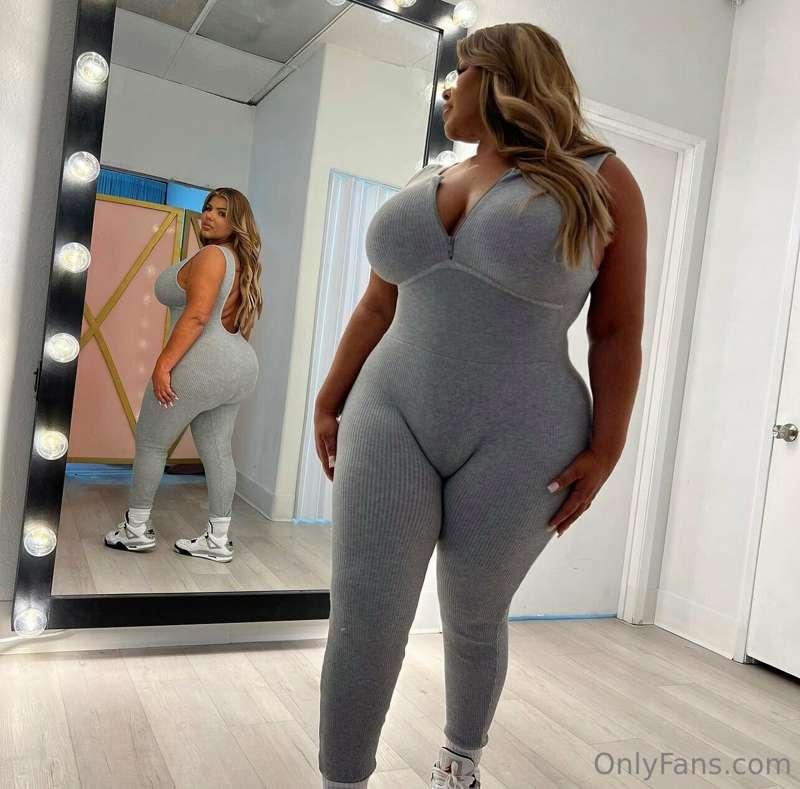 I love the way this hugs my figure 🥰