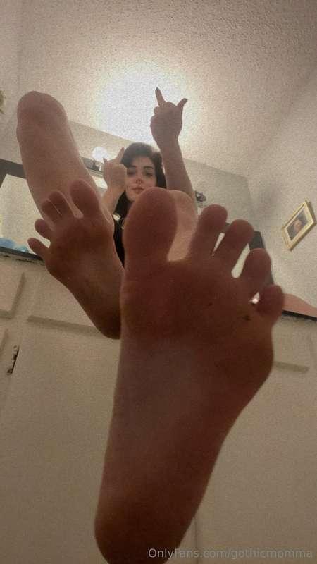 Like this if you like feet 👣 😈