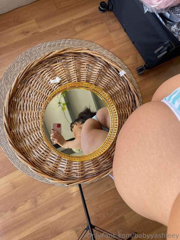 Just check in the mirror if my booty is still there 🍑
