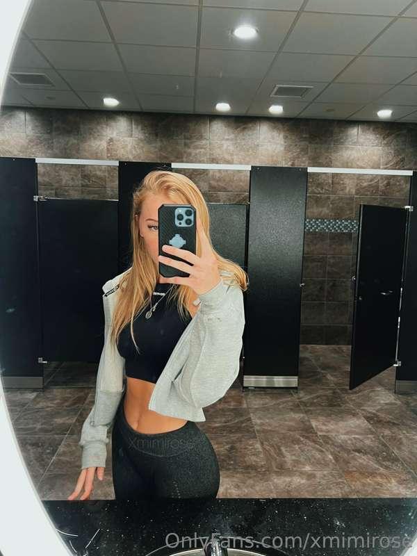 Early morning gym session! Swipe 😈