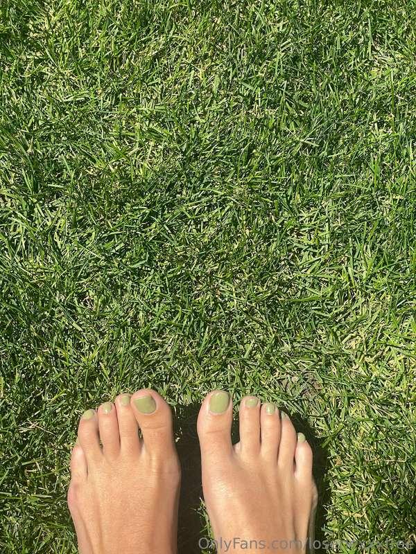 been a minute since i posted straight up feet pics 🦶🏼🦶🏼
