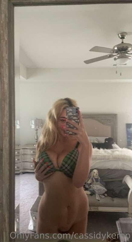 can’t wait to dress up like Santa’s slut n take cock for Chr..