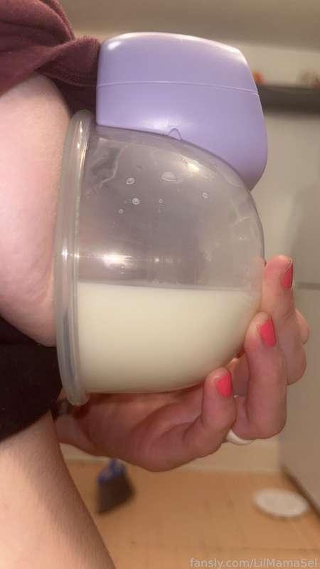 Mommy’s warm milk is just SO delicious! 🤤😍 Enjoy a mini clip of some upclose pumping action 🥛💦 but I’d enjoy it so much more if you were latched instead. 😉💋

#fyp #breastmilk #mommy #lactation #milkytits #lilmamasel #pumping #oversupply #stepmom #mommykink #milk #lactophilia #lactating #pump #breastfeed #abf #kink #fetish #taboo #naughtymom #nipples #hotwife 