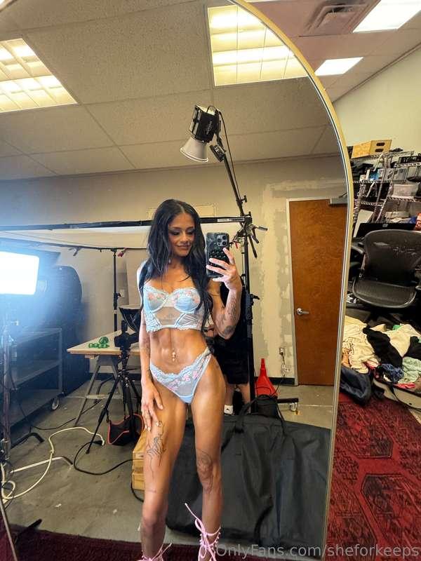 Cutest 2 piece I've worn on set in a minute, what do you thi..