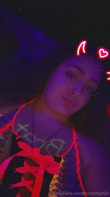 Went to a glow party Saturday 😈😈😝