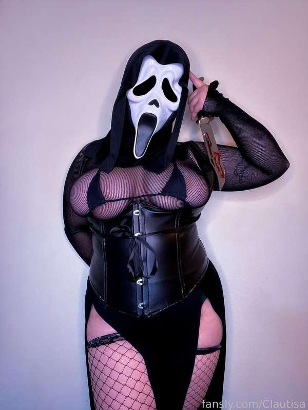 what’s your favorite scary movie? 🔪 
Last year I did ghost face’s dbd skin so this year I wanted to do his regular mask and make my own little outfit for it &gt;:3 
It’s not a full on cosplay set like usual but I wanted it to be a smaller set anyways and something just a little more on the casual side! 

Do you like the pasties btw? I thought they were kinda funny but cute and fitting for ghostface LMFAO