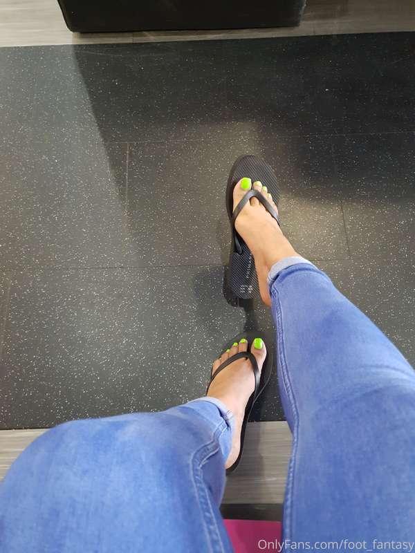Out showing off my feet in flip-flops