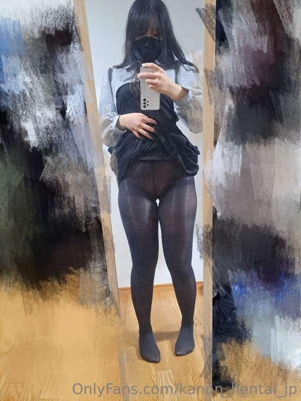 ノーパン黒ストッキングはお好きですか？
Do you like black stockings without pant..