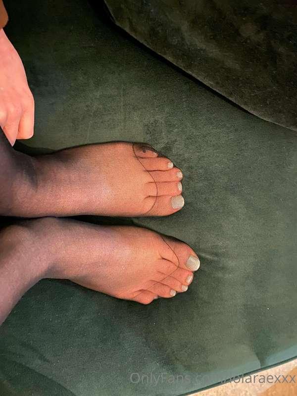 Feet in tights 😛