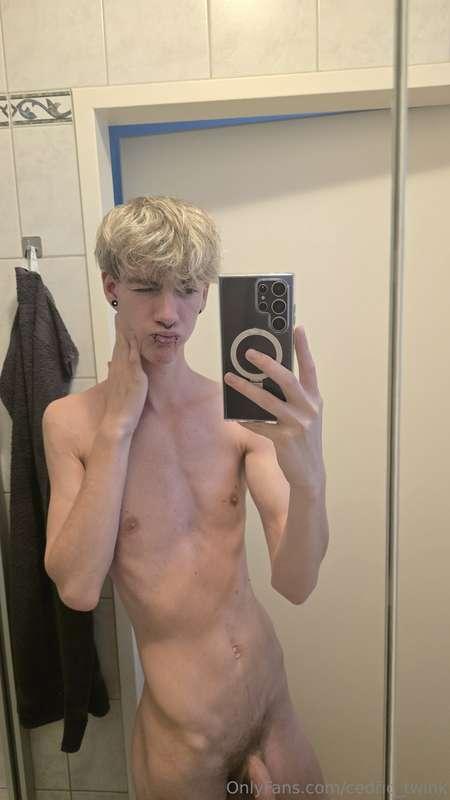 don’t get shy, i like it when you stare😝