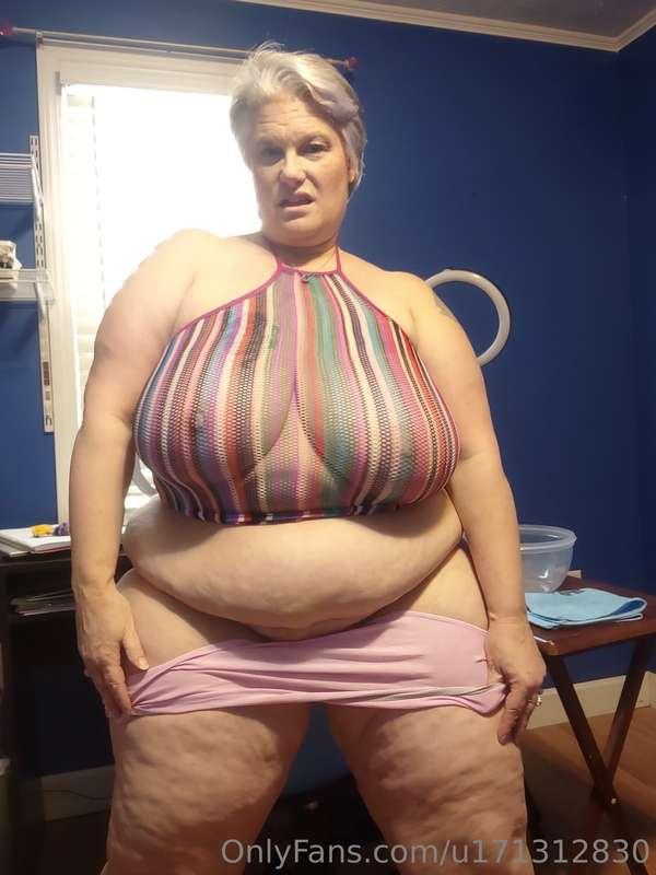 Good morning loves! I'm pulling my panties off for you!