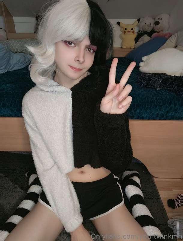 Do I look good in black and white? :3
 hope u have a nice da..