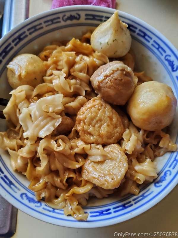 Instant Malaysian Style Spicy noodles + Fish Cakes / Balls 🌶